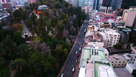 sobrevuelo con drones sobre el histórico castillo de hidalgo en la cima del cerro santa lucía, santiago de chile