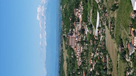vista aérea de la zona rural de ozzano monferrato en un día soleado