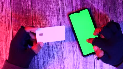 intento de fraude con tarjetas de crédito con teléfono inteligente de pantalla verde