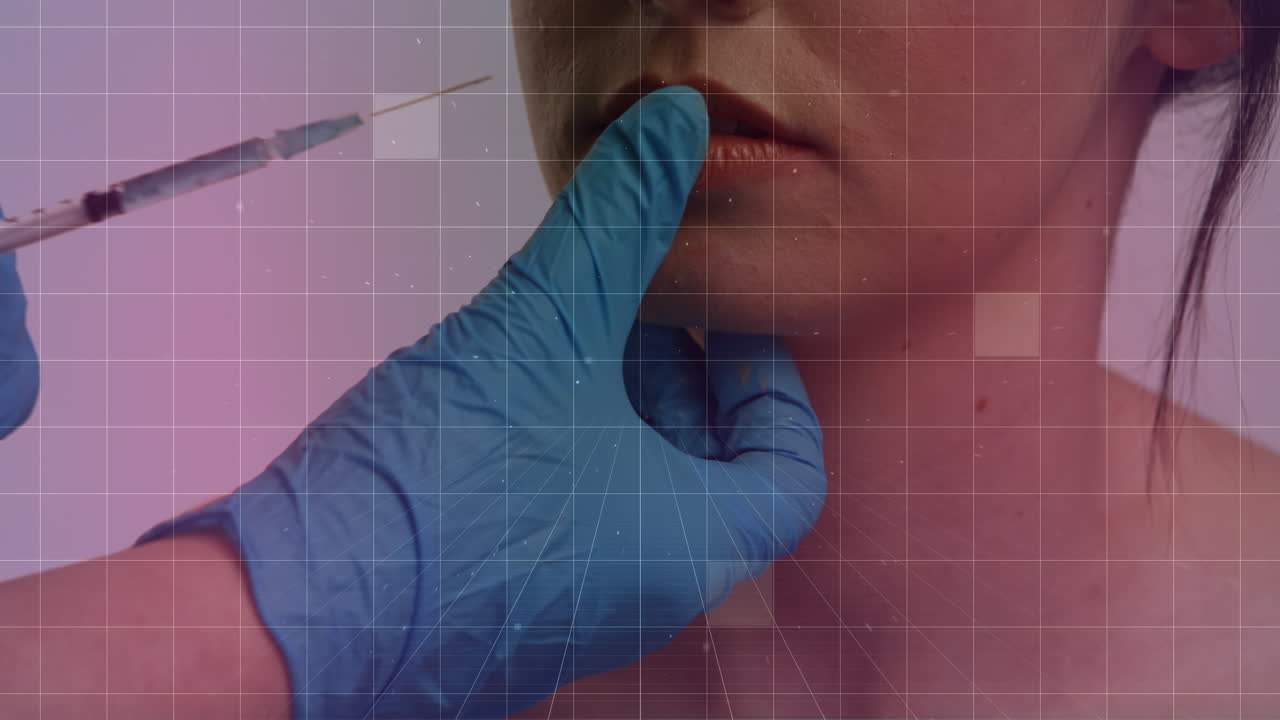 animación de cuadrados sobre las manos del médico haciendo botox a una mujer caucásica
