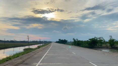 Punto-De-Vista-Desde-El-Vehículo-Que-Viaja-A-Lo-Largo-De-La-Carretera-Nacional-Bangladesh