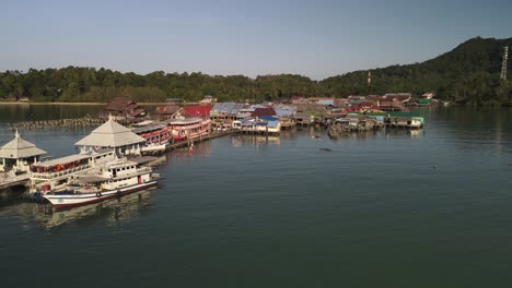 Langsame-Luftaufnahme-über-Dem-Wasser-Und-Strukturen-Am-Bang-Bao-Pier-In-Koh-Chang,-Thailand