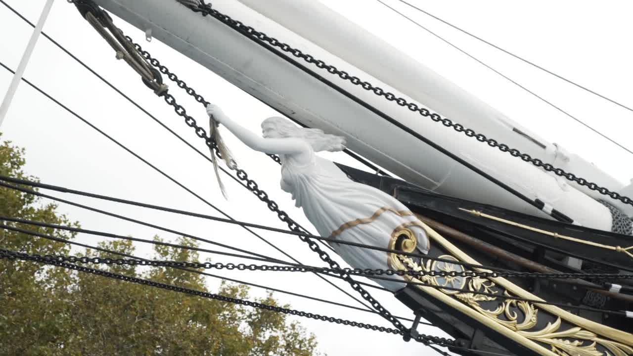 detalles del aparejo y la figura principal de un barco