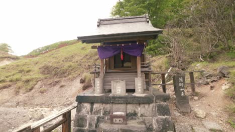vista de un mini santuario en el noborietsu onsen