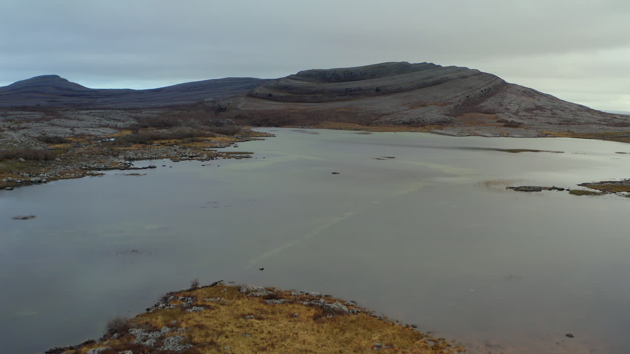 dolly aérea de mullaghmore, movimiento lento que establece el tiro en el burren, irlanda