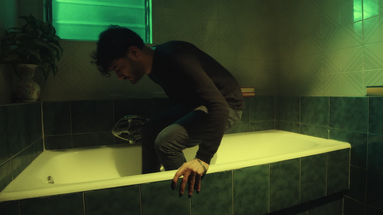 목욕탕에 있는 남자