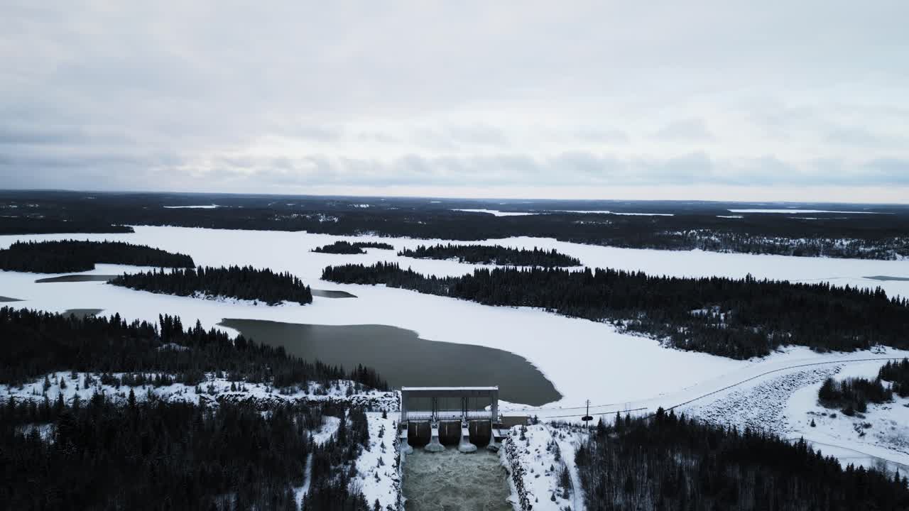 широкий ландшафт устанавливает воздушный дрон выстрел спешит вода notigi гидроэлектроэнергия озеро плотины в снежной северной зиме манитоба канада