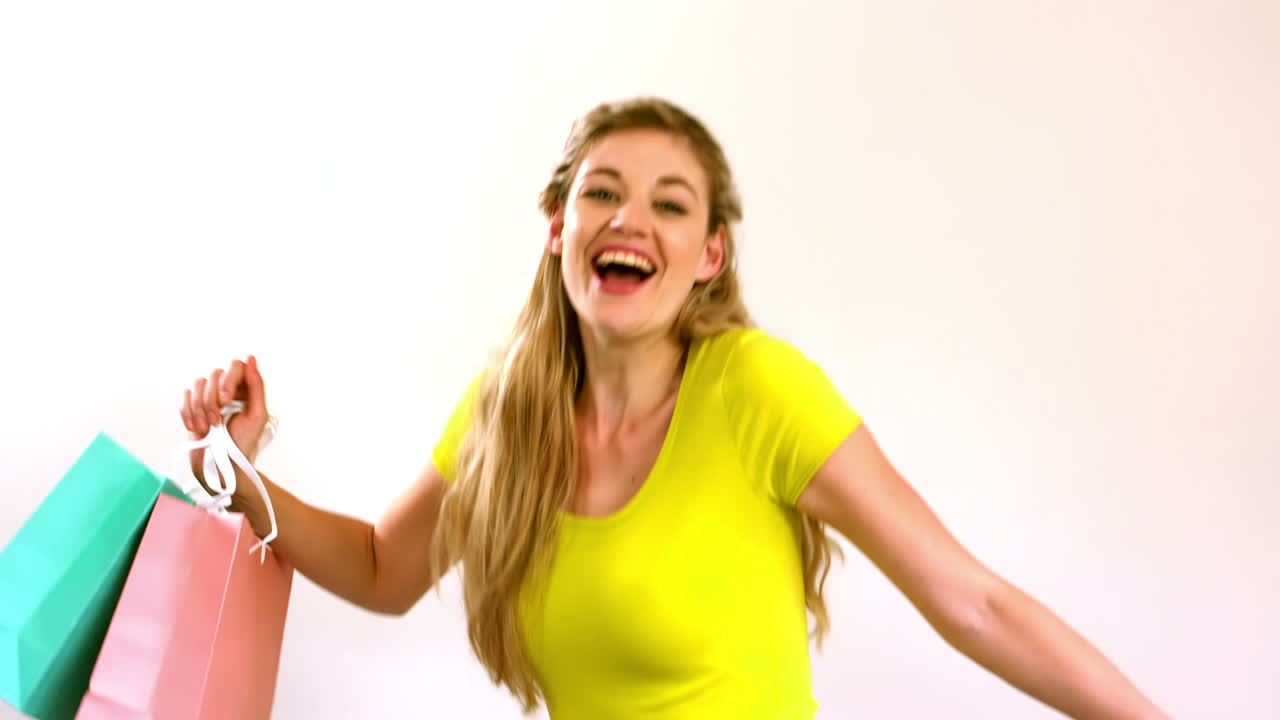 una mujer sonriente saltando en el aire.