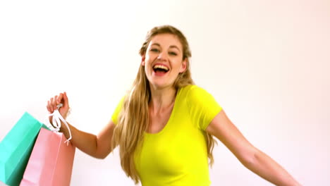 una mujer sonriente saltando en el aire.
