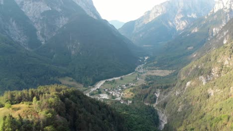 Luftaufnahme-Des-Dorfes-Log-Pod-Mangartom-Im-Soca-Tal-In-Slowenien,-Sommertag