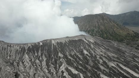 항공 사진: 자바, idn의 mt bromo 화산 가장자리의 침식 된 재 경사