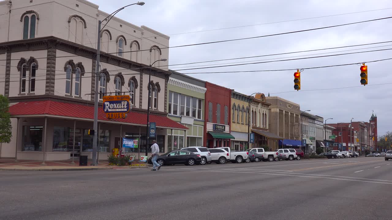 Inquadratura d'apertura del centro di Selma, Alabama.