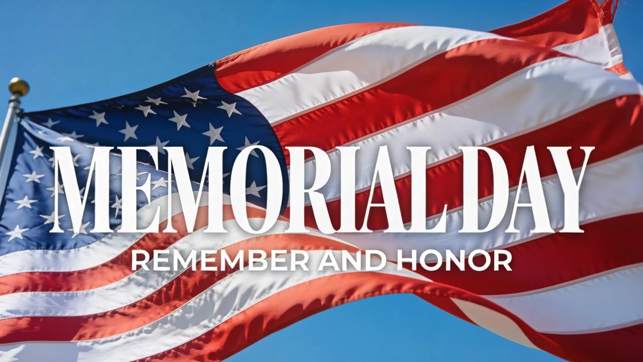 Bandiera americana che sventola e ondeggia al vento, con sovrapposizione MEMORIAL DAY su cielo blu, puntale dell'asta