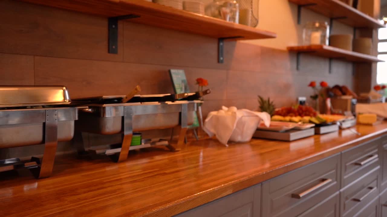 테이블, 조명, 뷔페 등 작은 레스토랑의 다양한 샷, 모두 소니 a7iii 및 로닌 s로 촬영