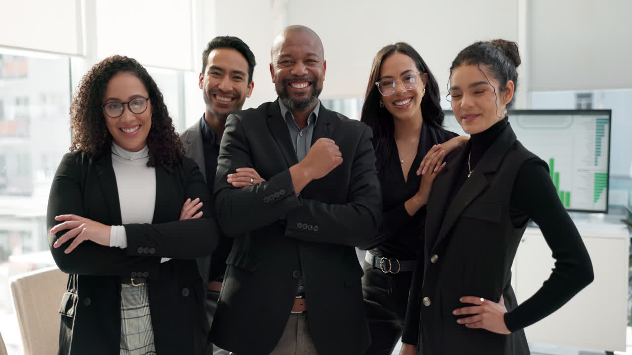 gente de negocios, brazos cruzados y diversidad