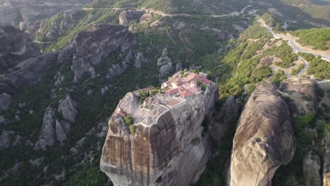 vista aérea irreal del monasterio de la santísima trinidad, increíble arquitectura de la iglesia en lo alto del acantilado