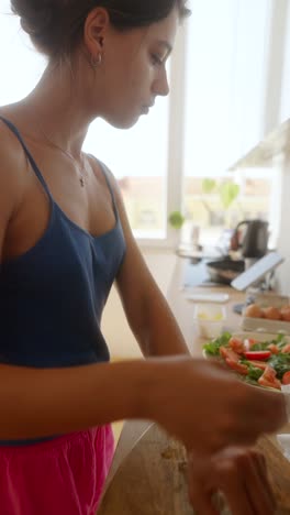 mujer preparando un desayuno saludable en la cocina