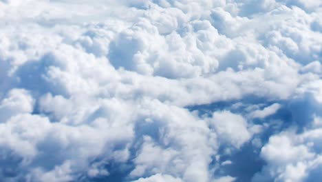 hacia las nubes blancas en el cielo despejado