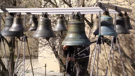 el campanero toca las campanas.