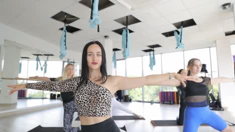 clase de yoga en grupo en un estudio