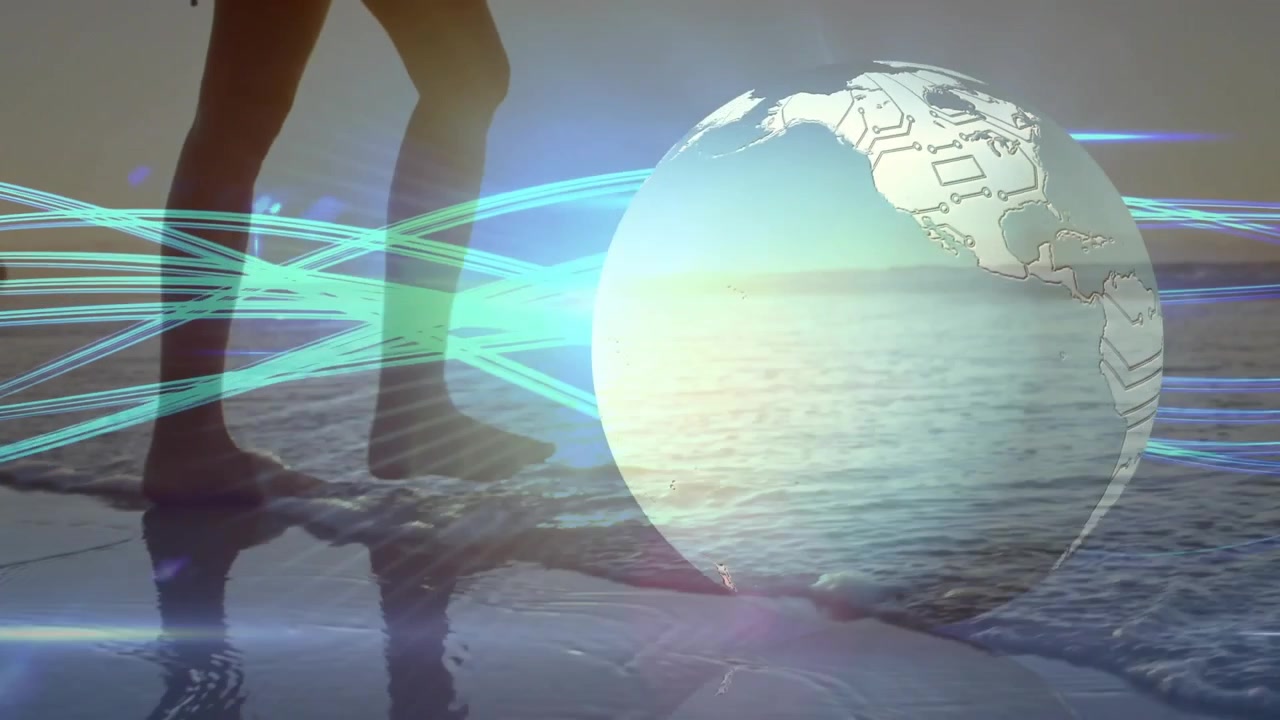 Donna controluce che cammina su una spiaggia al crepuscolo, nell'acqua, con un globo tecnologico rotante e una segnalazione di connessione al neon.