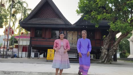 thai women in traditional costumes