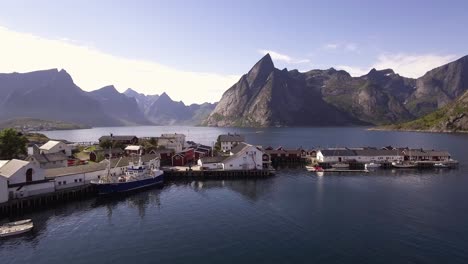 imagen aérea de un pequeño puerto en hamnoy, noruega