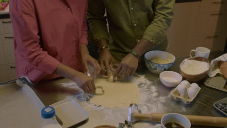 una pareja afroamericana en la cocina.