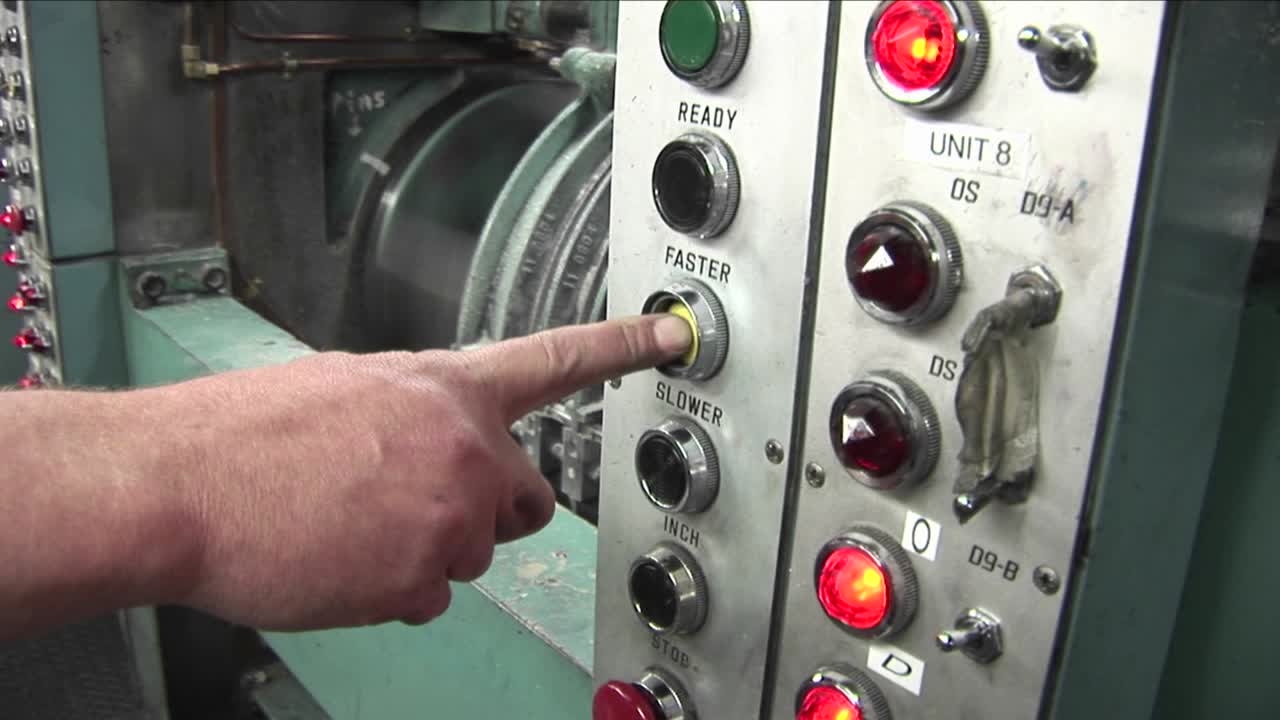 un hombre presiona una máquina para que vaya más rápido