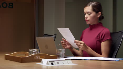 mujer de negocios trabajando hasta tarde en documentos en la oficina, toma de primer plano en r3d