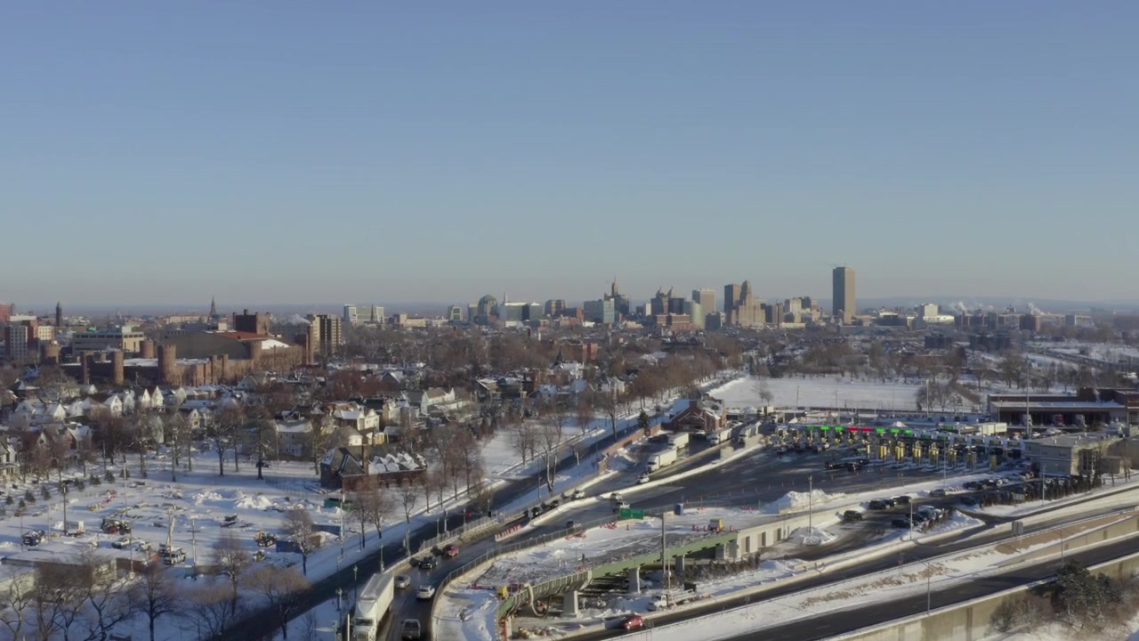 Il Peace Bridge a Buffalo, New York. Questo è uno dei tanti clip di questa serie, ognuno dei quali mostra un'angolazione diversa del ponte e contenuti leggermente diversi (città - auto) nell'inquadratura.