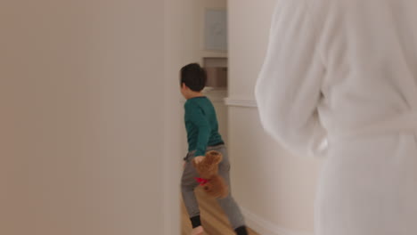 Feliz-Madre-Asiática-Jugando-A-La-Pelota-Con-Un-Niño-Corriendo-Por-La-Casa-Mamá-Persiguiendo-A-Su-Hijo-Disfrutando-De-Un-Fin-De-Semana-Divertido-Juntos-Imágenes-De-4k