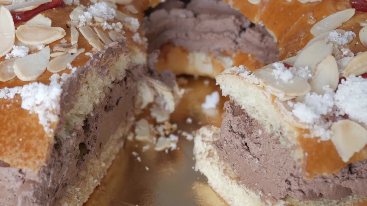 초콜릿 크림으로 가득 찬 축제 로스콘 데 레이스 디저트, 아몬드