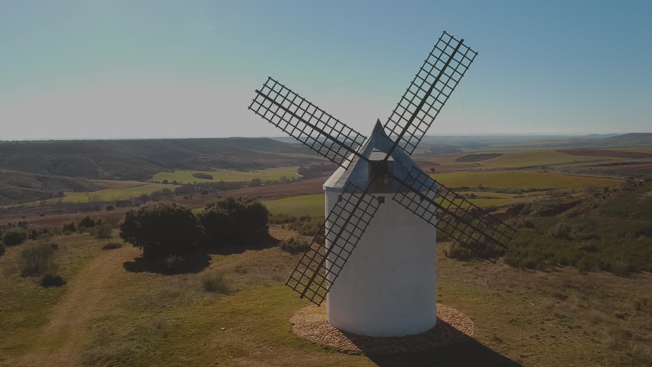 снимок с воздуха одинокой ветряной мельницы в испании