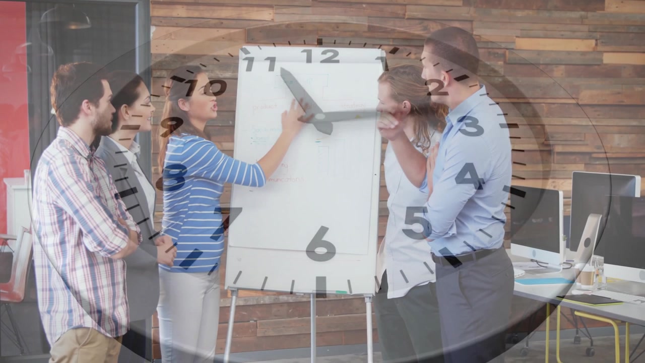 Presentatore aziendale che alza il braccio, segnando un flipchart per delineare la strategia, mentre una sovrapposizione di orologio ruota
