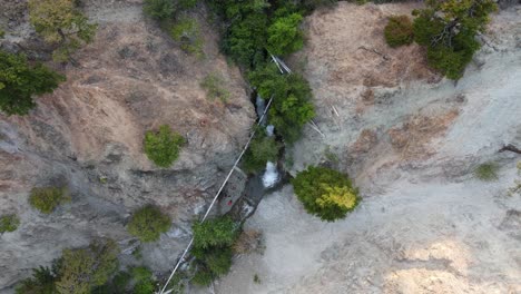 Kleiner-Wasserfall,-Versteckt-Tief-In-Einem-Steilen,-Engen-Tal-In-Der-Heißesten-Und-Trockensten-Region-Kanadas