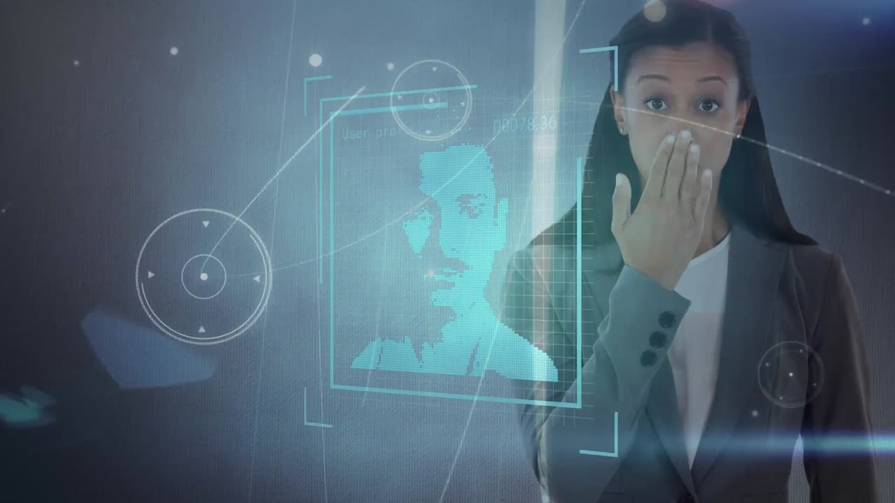 animación del procesamiento de datos sobre una mujer de negocios biracial