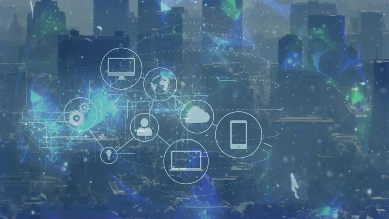 Icona a forma di nuvola che emerge sopra uno skyline al crepuscolo, icone che iniziano a collegarsi, con connettività di rete pulsante