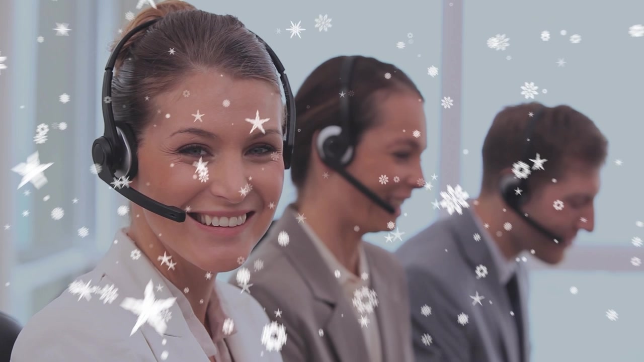 Telefon kulaklığı takan iş insanlarının üzerinde istatistik ve veri işleme animasyonu