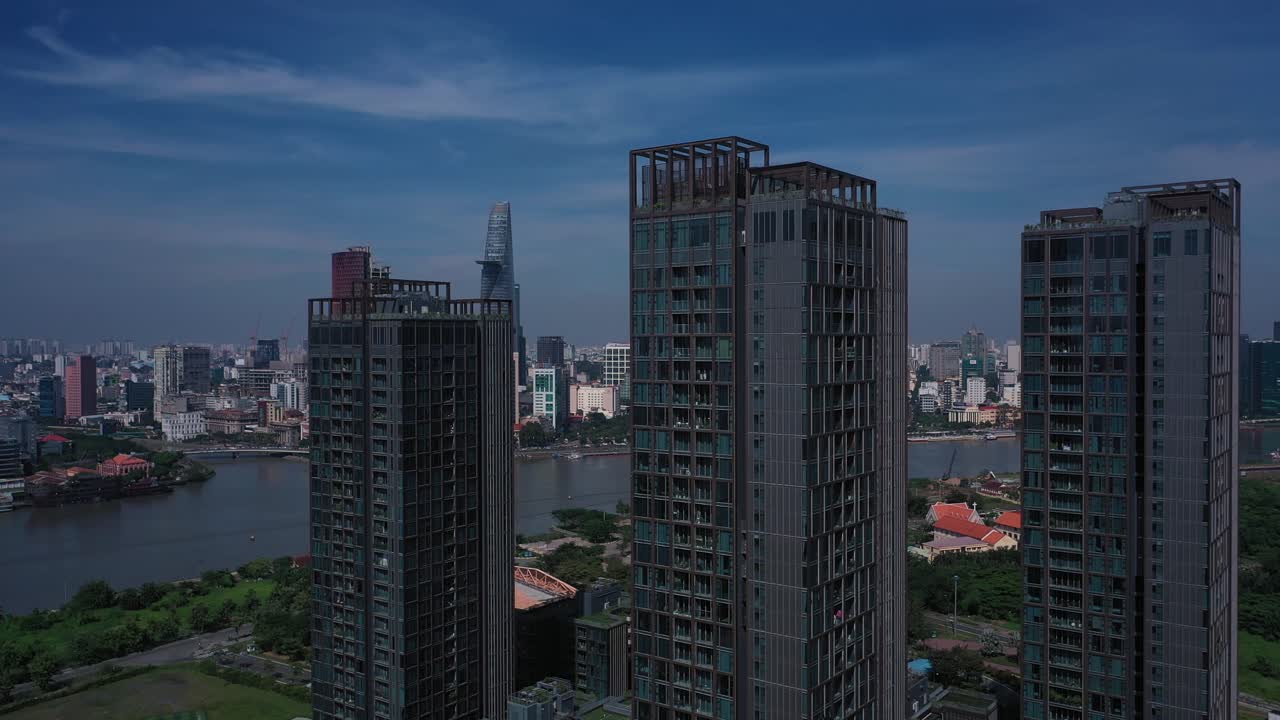 Vista aérea do Vietnã, Cidade de Ho Chi Minh, com edifícios icónicos no horizonte num dia ensolarado e claro, destacando a arquitetura e o Rio Saigon.