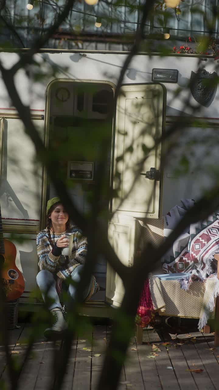 Donna che si rilassa in un camper in autunno