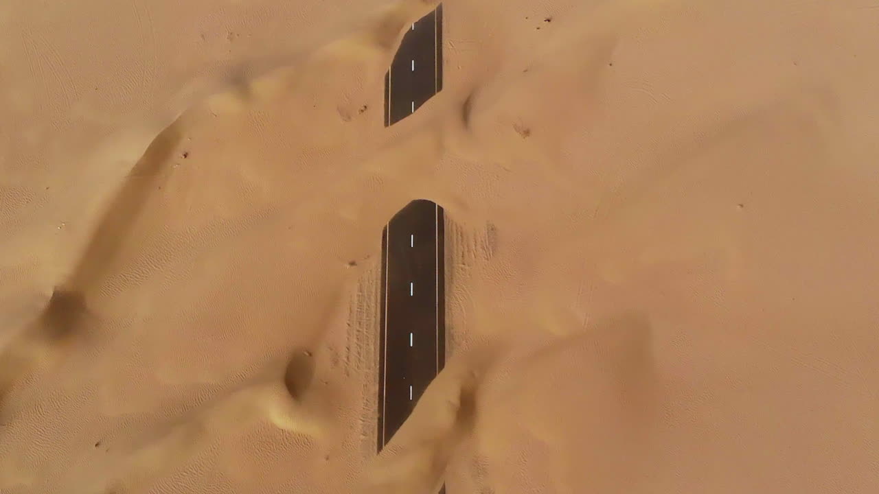 Veduta aerea di strade post-apocalittiche abbandonate coperte da dune di sabbia