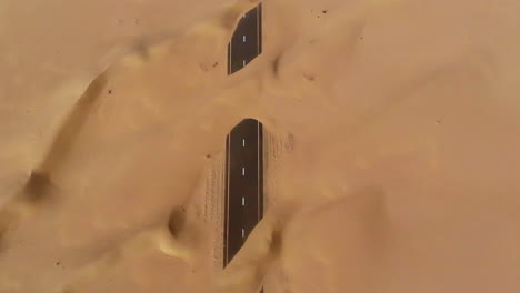 vista aérea de caminos postapocalípticos abandonados cubiertos de dunas de arena