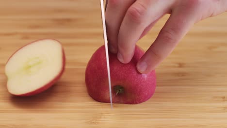 cerca de una manzana roja siendo cortada en trozos