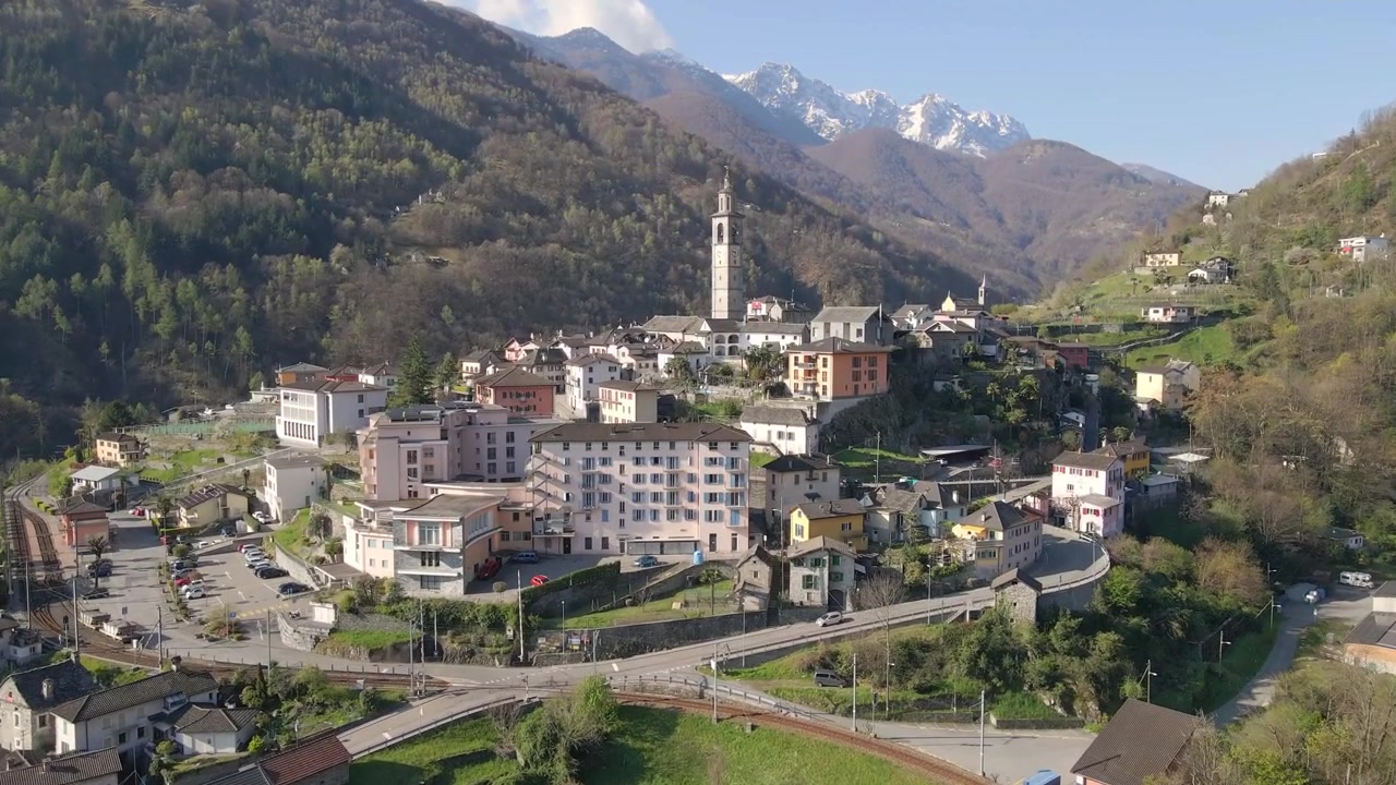 Inquadratura aerea in ascesa di Intragna, Svizzera, una idilliaca cittadina alpina con paesaggi suggestivi e architettura storica.