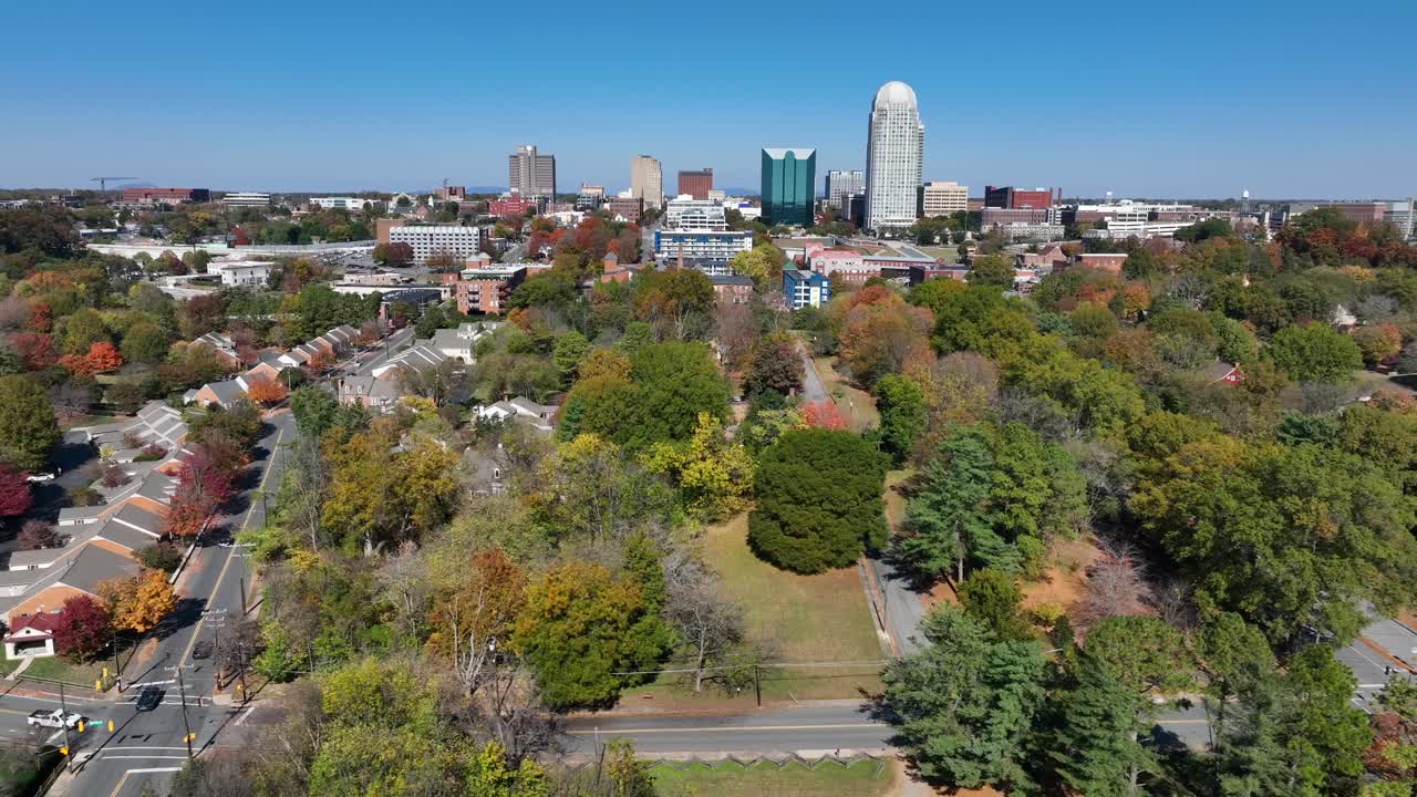 윈스턴 살렘의 스카이라인과 앞면에 가을의 나무