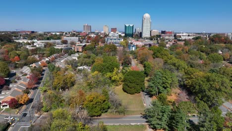 el horizonte de winston-salem con árboles de otoño en primer plano