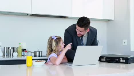 Vater-Benutzt-Mit-Seiner-Tochter-Vor-Der-Arbeit-Den-Laptop