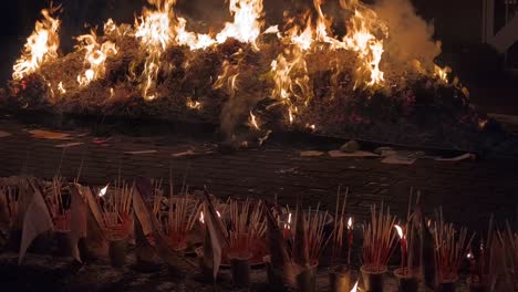 rituales de ofrendas quemadas por la noche