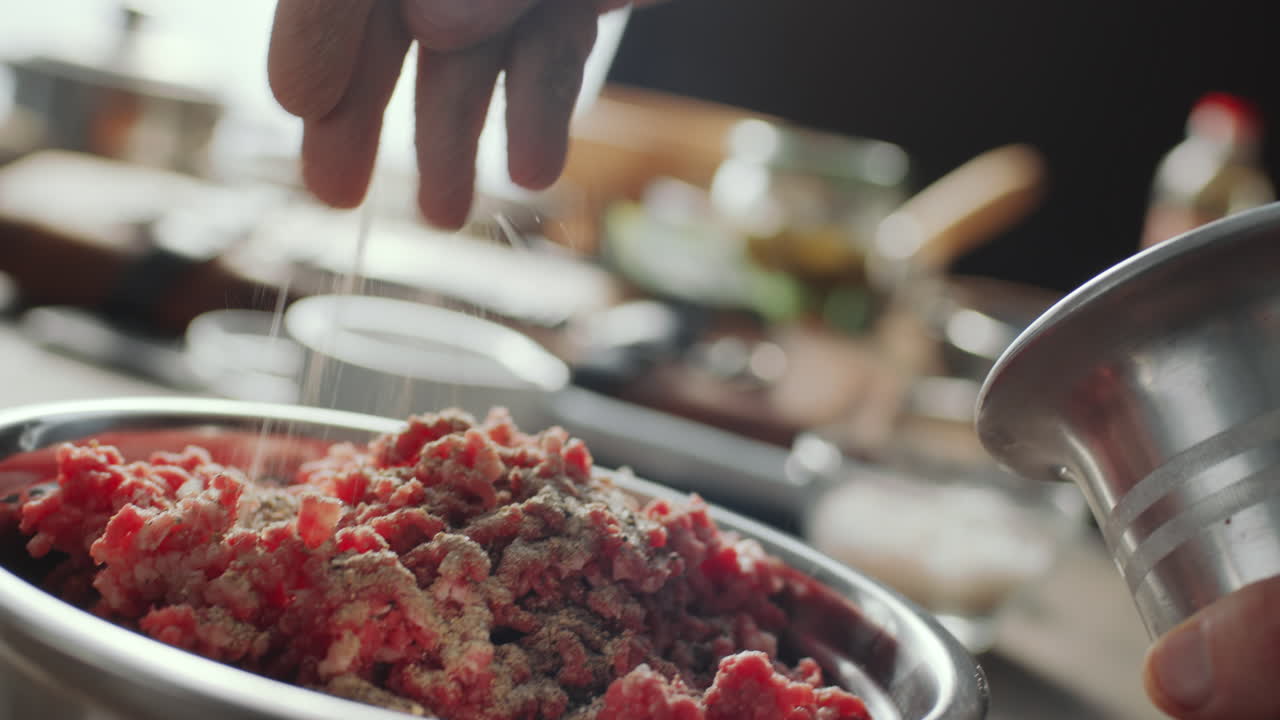 añadir especias a la carne molida